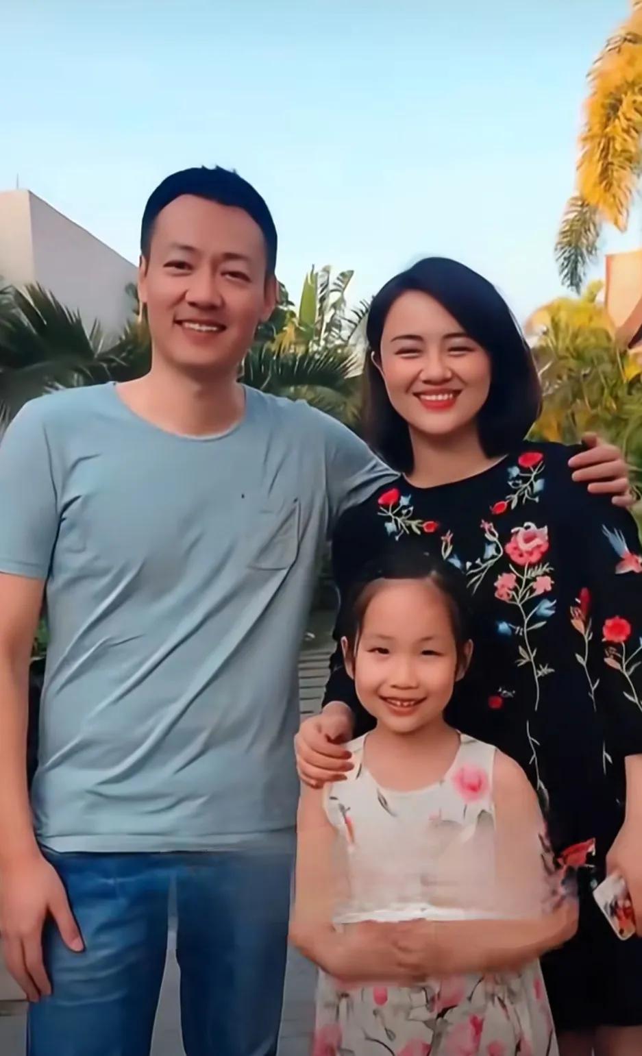 好温馨的一家人。笑得那个灿烂。可惜了，孩子再也没有妈妈了[笑着哭][笑着哭][笑着哭]