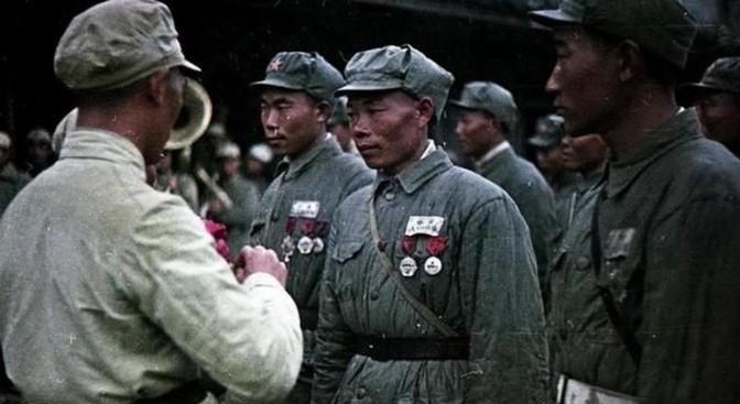 1950年，为了迎娶爱人，第184师的副连长肖万世登门求亲。老岳父一见肖副连长，