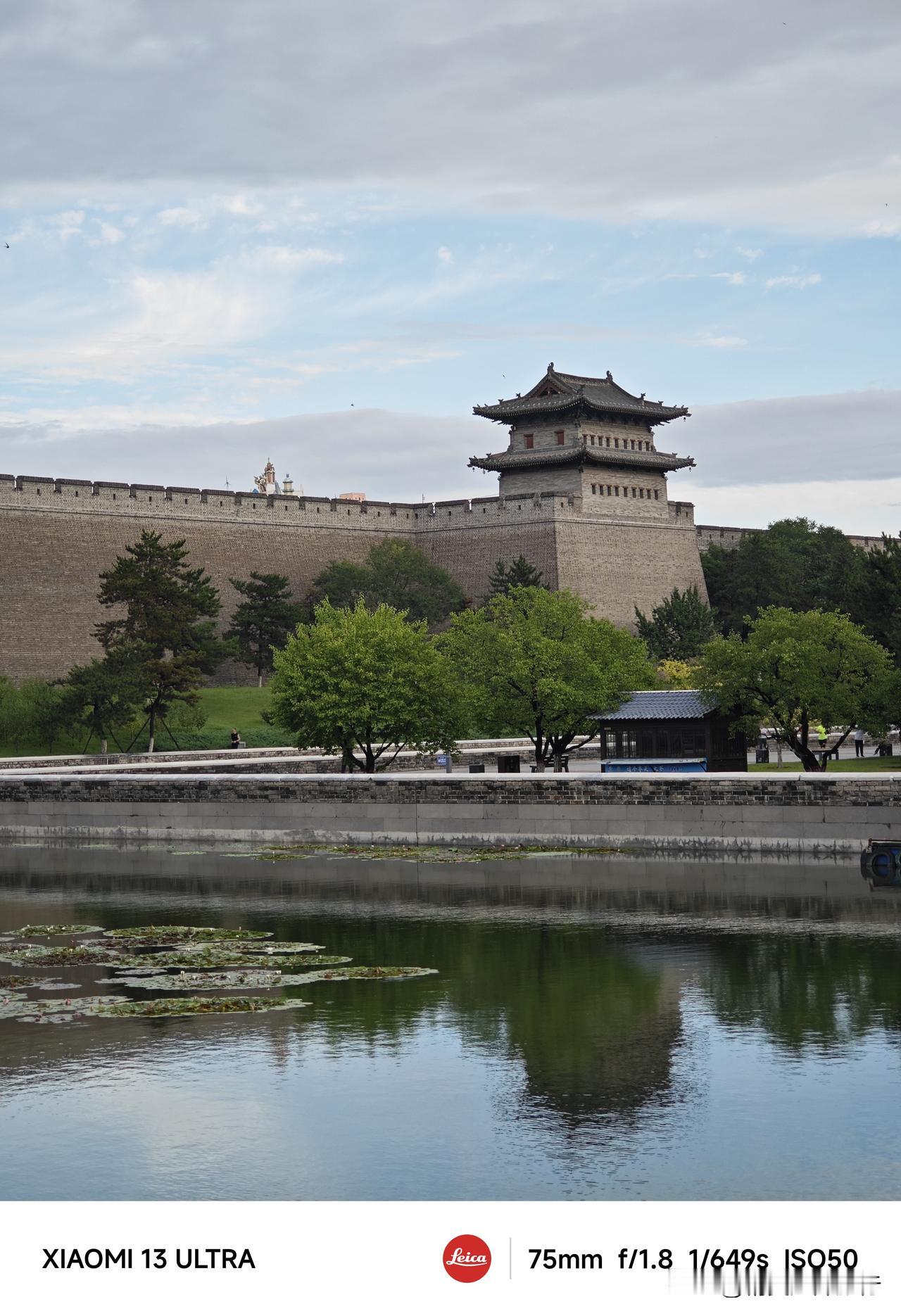 我最早一次去大同是2010年去的，当时大同古城还正在建设。古城里还有很多平房没有