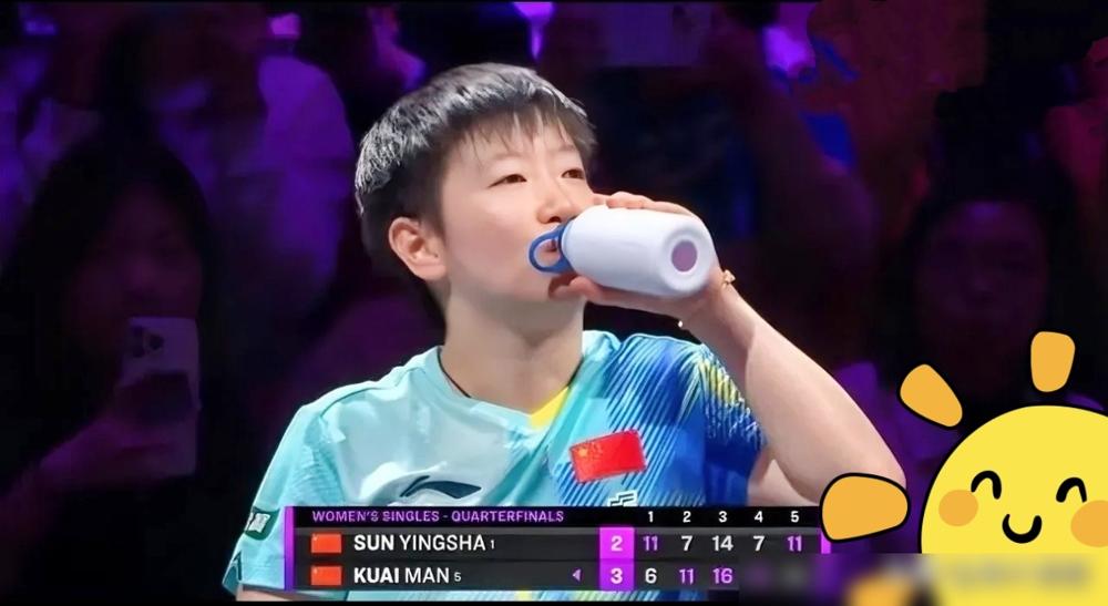 孙颖莎2-11崩盘！输球后她定在原地5秒，没看对手，没看裁判，一个人低头就走。