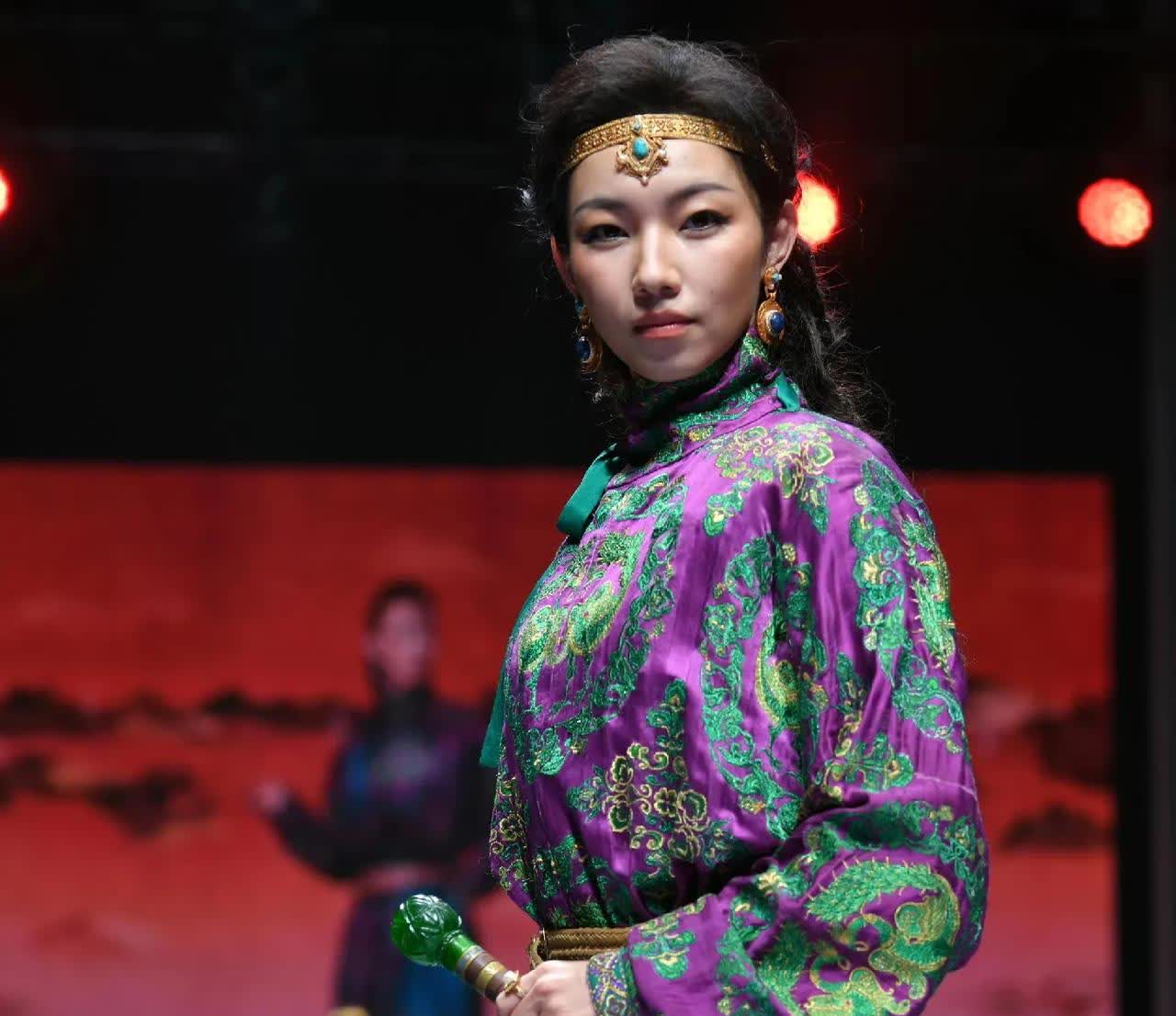 那尔那茜一家真是闷声干大事。本来以为那尔那茜的179分考入上戏就已经够离