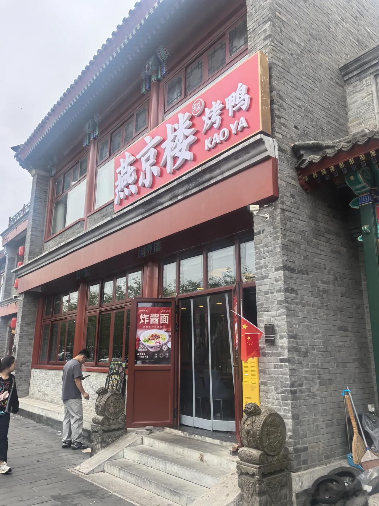 朋友：我👙被人偷了。😐我：啊？找到了吗？朋友：调监控了。😑我：