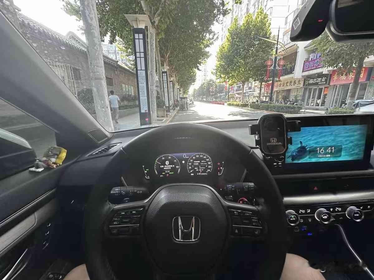 开皓月白混动CR-V的朋友，跟我抱怨过一次刹车。那感觉就像你满心欢喜地吃着冰激