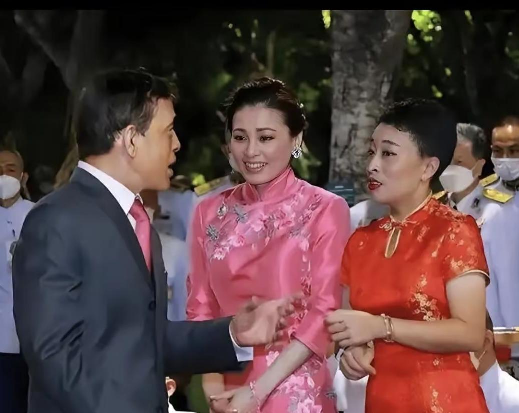 有一说一，帕公主这颜值与气质，真的比不过继母苏提达！苏提达与帕公主，两人年龄仅