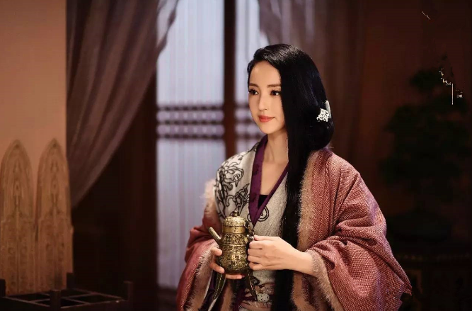 公元234年，蜀国刘琰的貌美如花的妻子，进宫给太后拜年，就被留在宫里住了一个月才