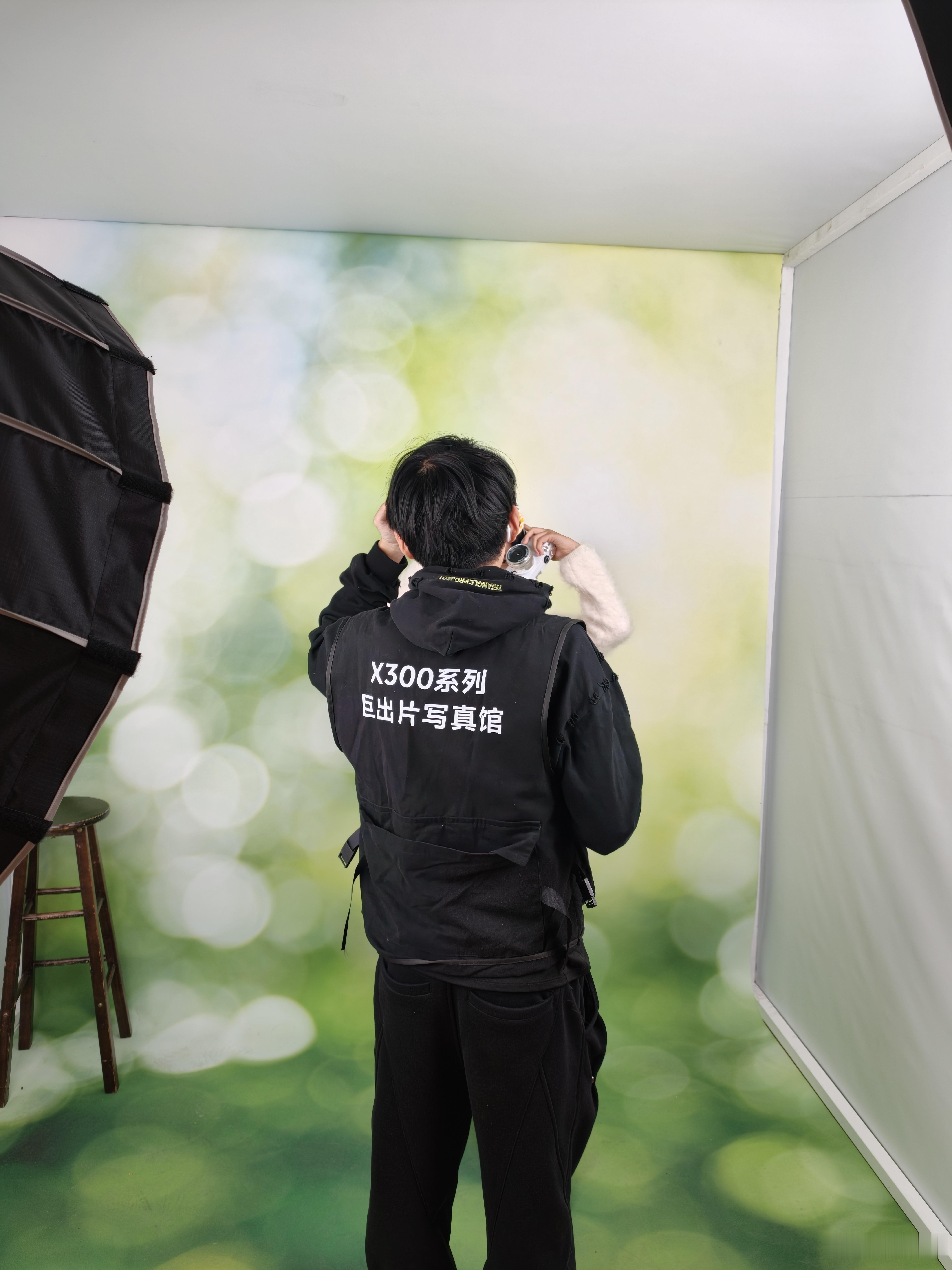 vivoX300Pro线下整了个活动挺好玩，和我对象去拍了几张照片。拍的肯定