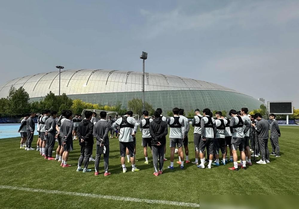 别信官方，津门虎对国安的底牌，藏在球迷的一句聊天里。球迷路边碰见郭皓，亲口说