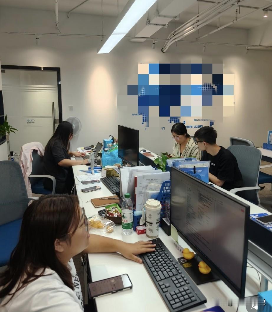 遇到难题了[哭哭]公司准备优化一个85年的女员工，结果员工来了一句“我怀孕了”，