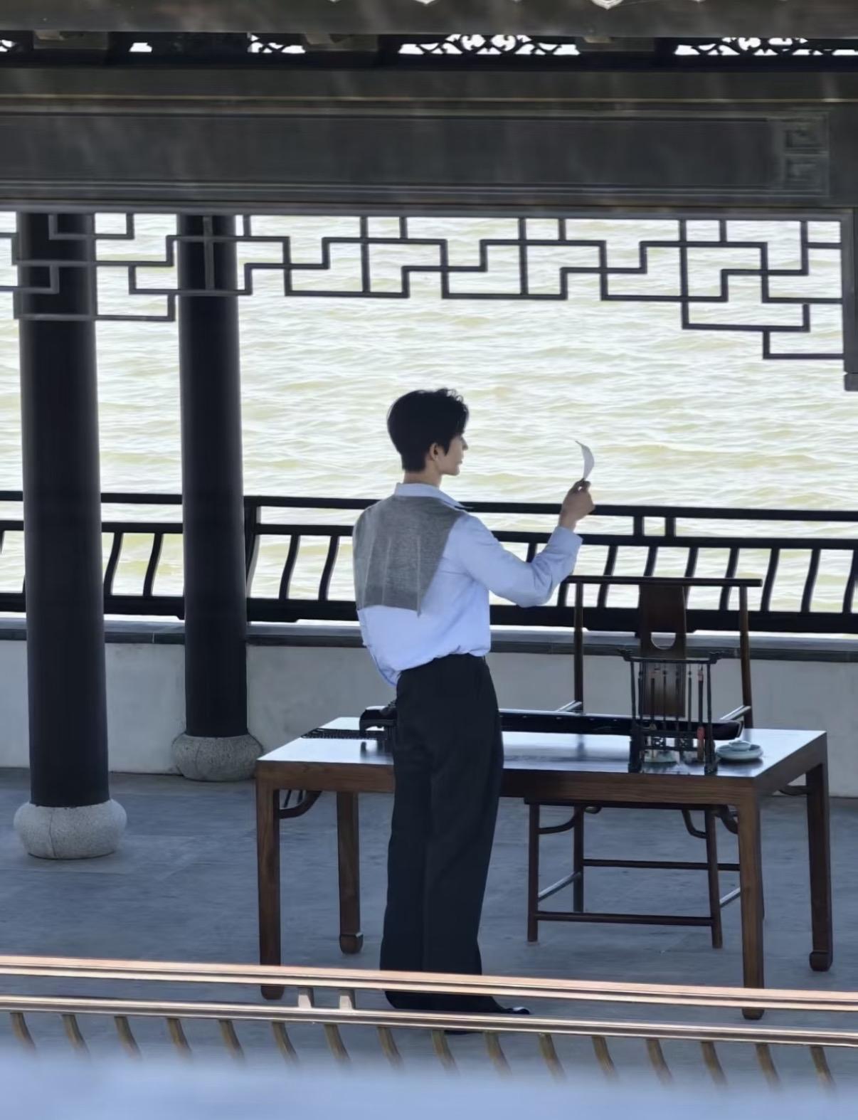 张凌赫这组照片拍得很有氛围感，想叫一声：学长……满足了所有人的期待，颜控、手