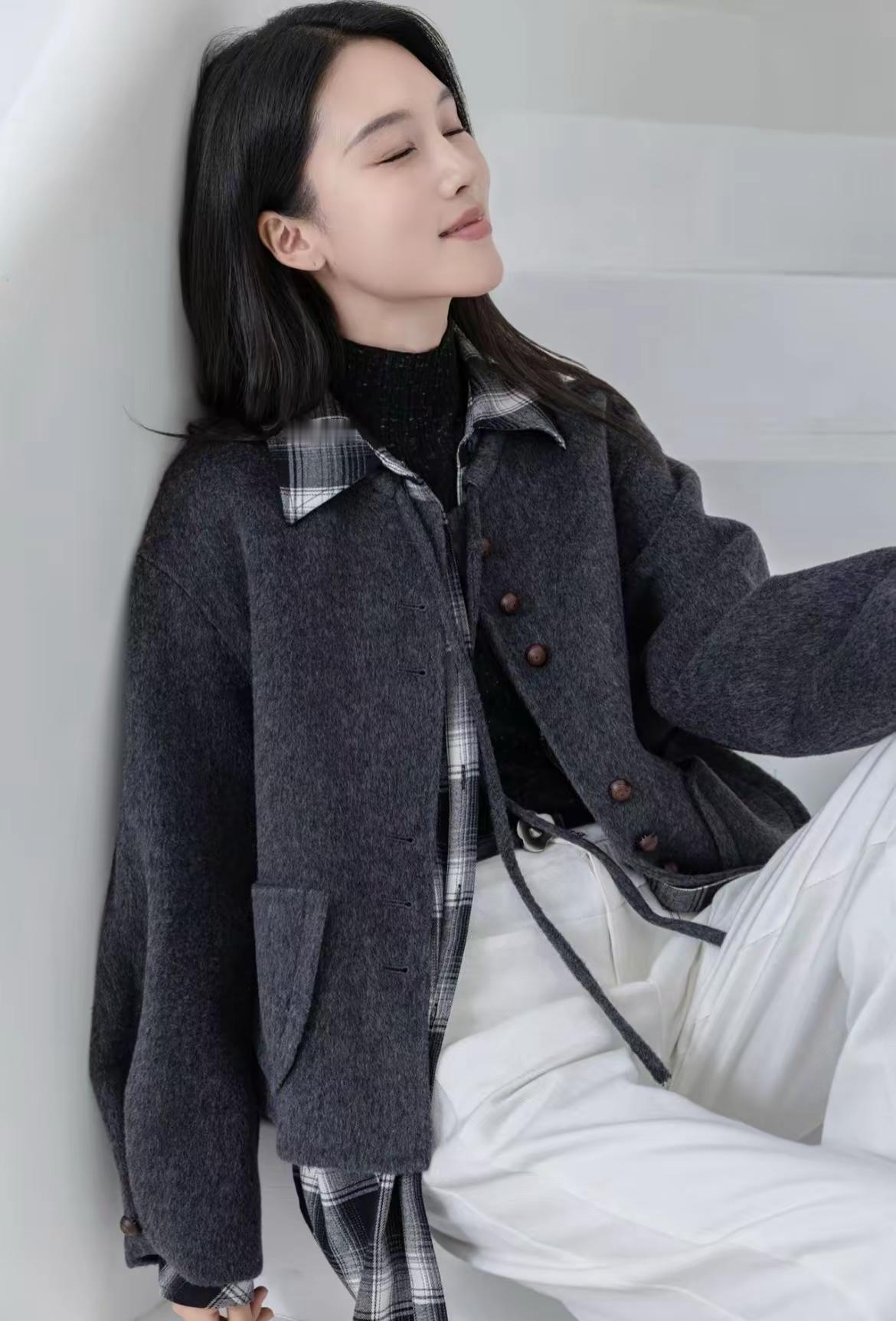 深灰呢一披，白裤子一穿，格纹衬衫往里一塞——没人喊高级，但所有人都看懂了。这不