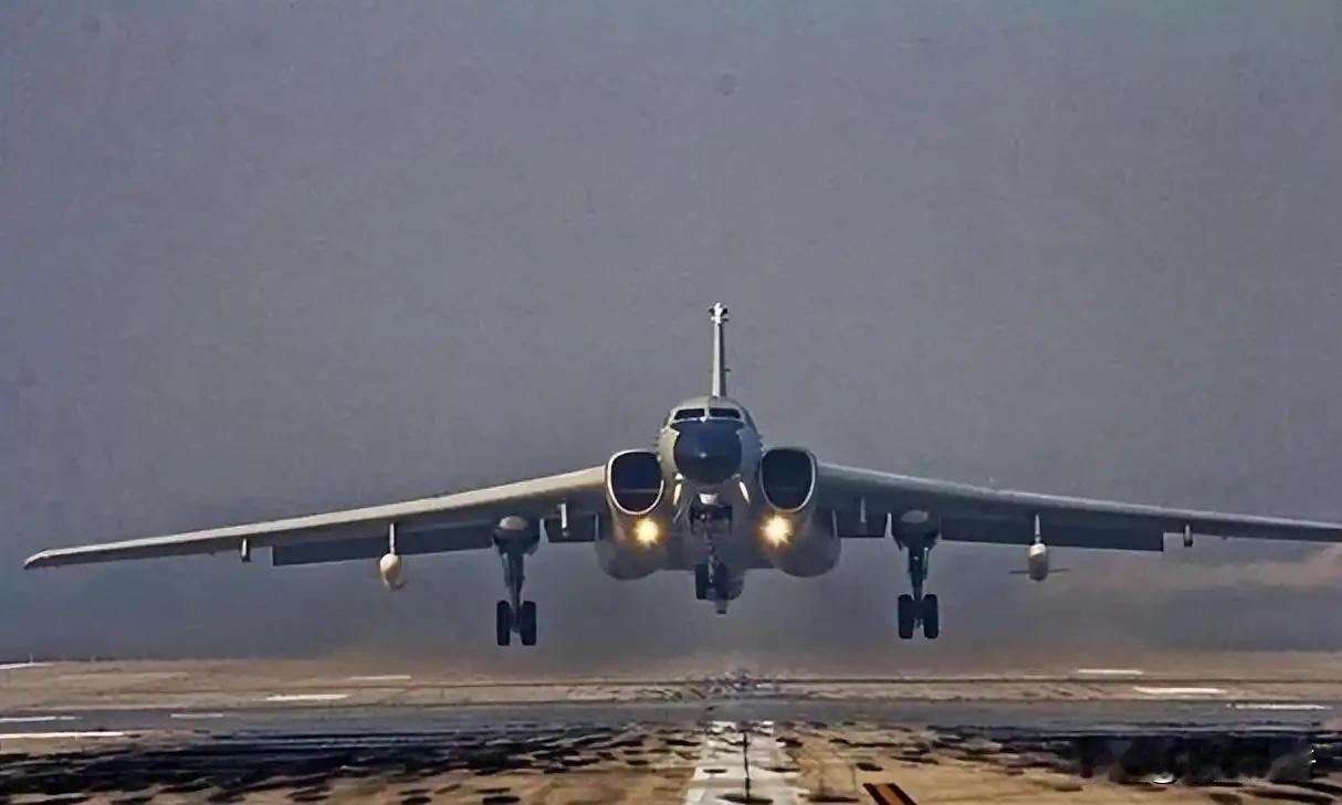 轰-6轰炸机是国人误解最大的一款轰炸机。首先轰-6确实是仿制上世纪苏联的老旧图