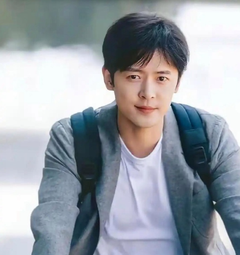 《四喜》看了四集就弃剧了，不是演员演得不好，也不是剧情不精彩，而是付辛博扮演的冯