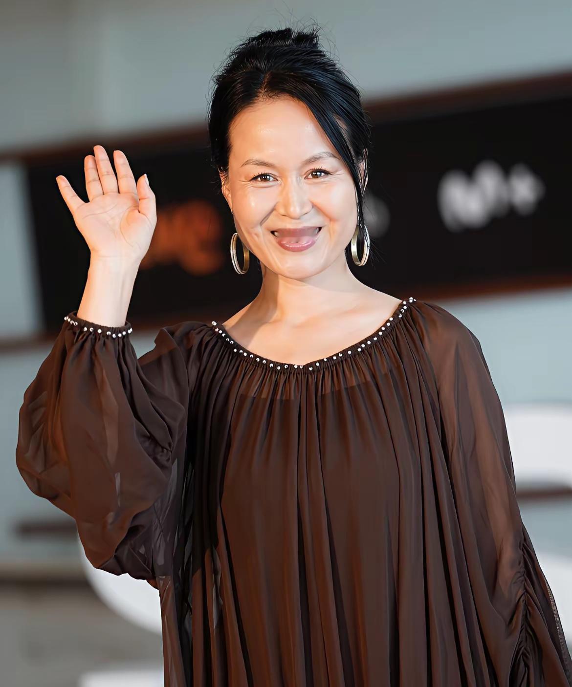 如果不是汤家凤的精准阻击，很多人会把这个杀人犯亲自演出的实景影片当成励志作品慢慢