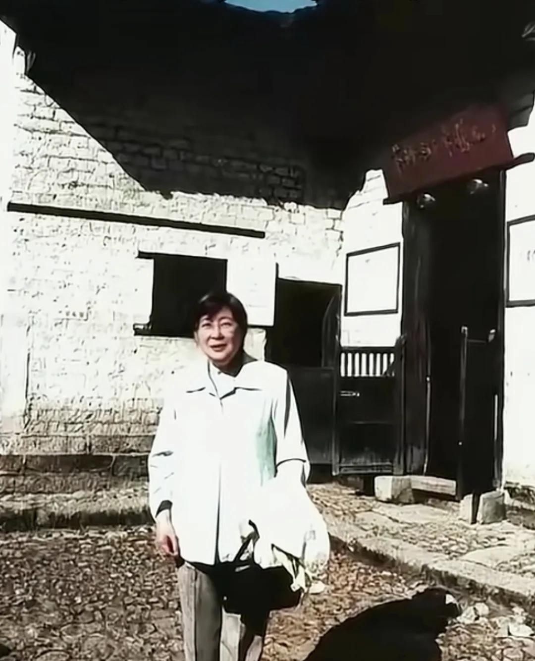李敏在八角楼前的照片，她穿着还是那么朴实，院子还是原来的模样。这张照片拍摄于2