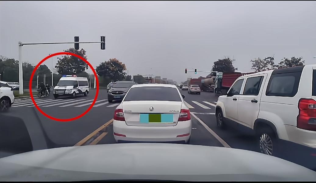 今天九点四十五分,网友遇到了湘潭大学周立人执行死刑的押车车队,不禁感叹人这一辈子