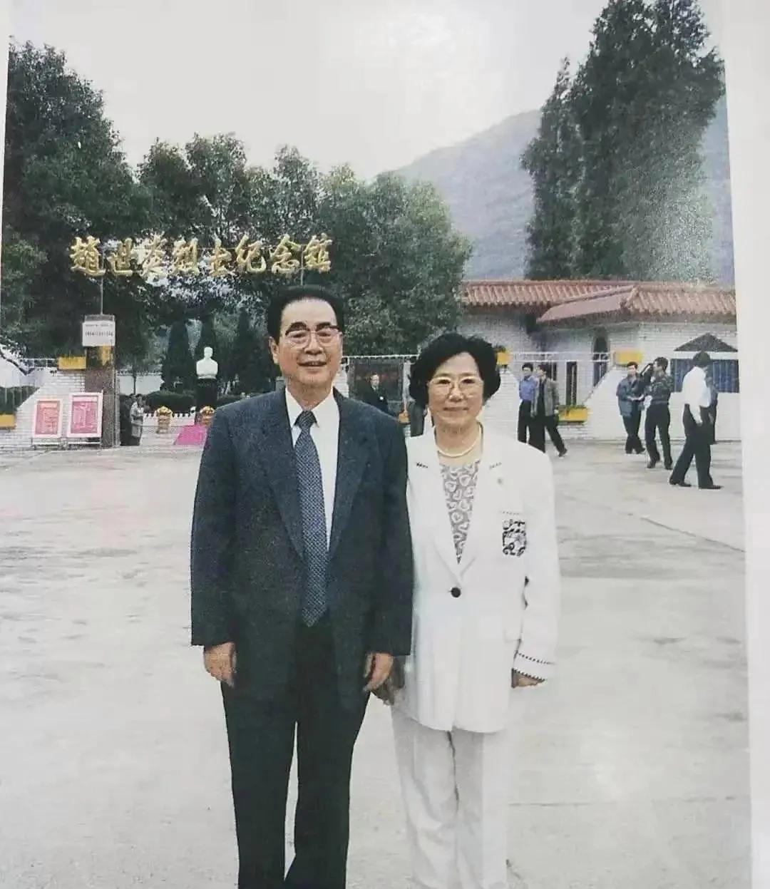 2001年10月2日，李鹏同志前往酉阳赵世炎纪念馆，缅怀这位革命先辈的事迹。因为