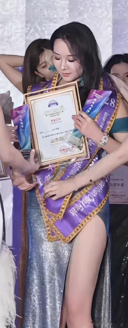 山东模特冠军来了，这可是典型的山东大嫚儿，那肩膀是真叫一个宽！瞅着比男人的肩膀都
