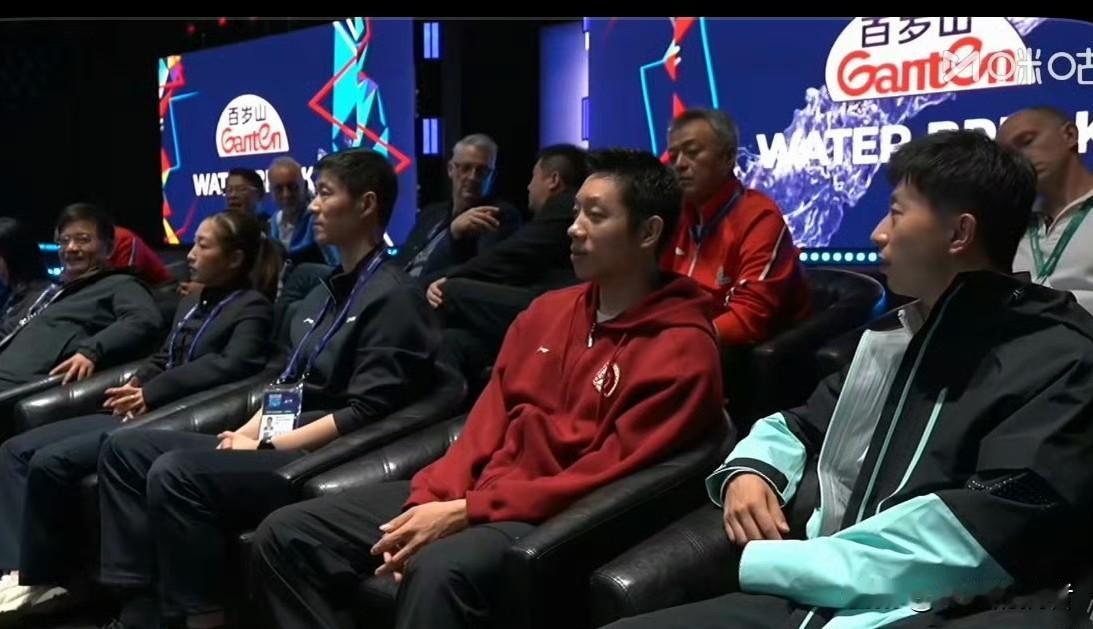 世乒赛镜头扫过观众席的瞬间，我突然懂了梁靖崑说的“收到了鼓舞”是什么感觉。