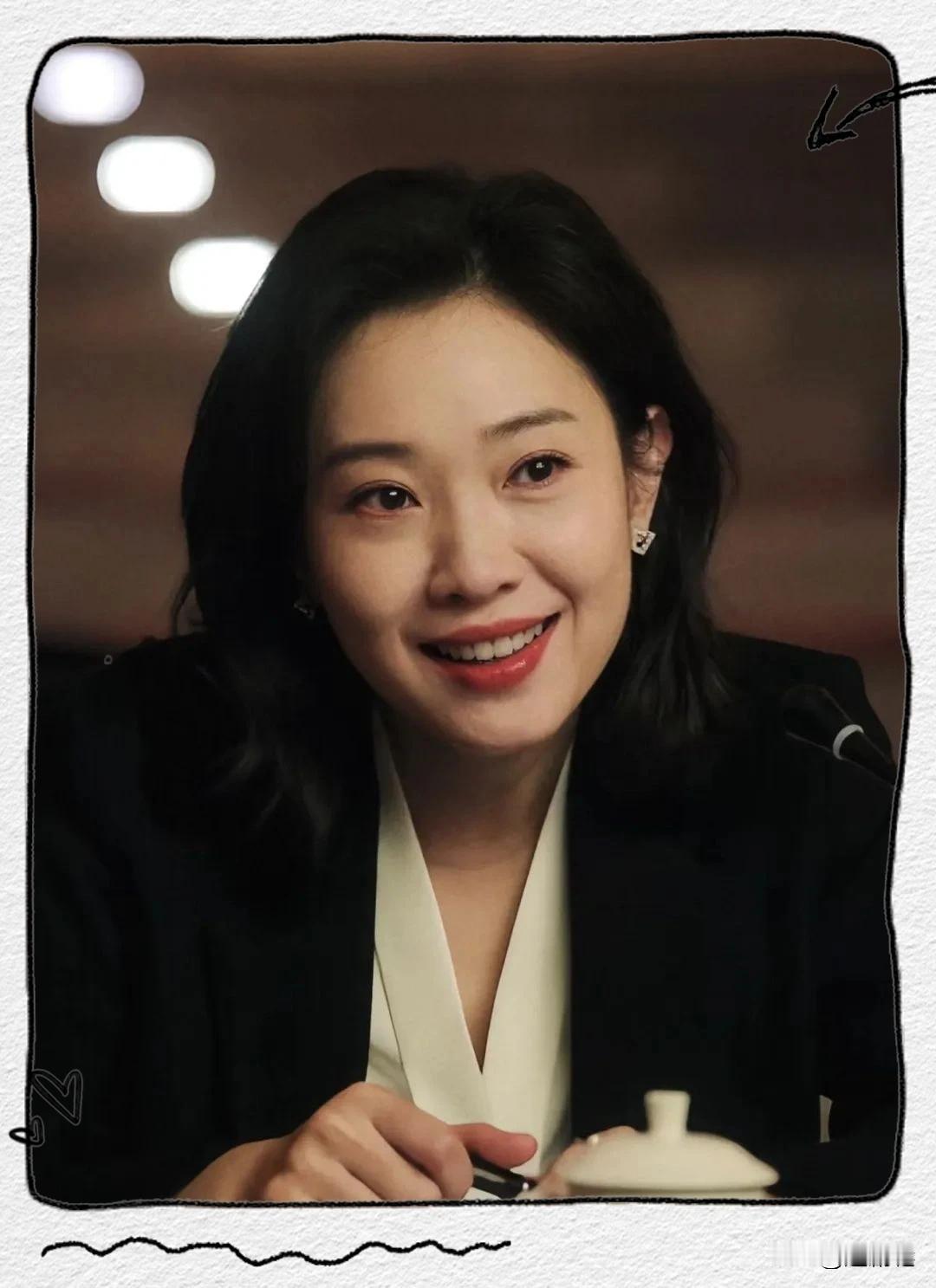 《老舅》，王佳佳，从跳芭蕾到演戏，每一步走得很稳。她演东北舅妈，可太招人喜欢了。