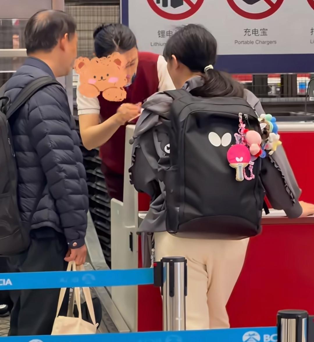 张本宇带着女儿张本美和回日本了，没有看到儿子张本智和的身影，张本宇背着书包，给女