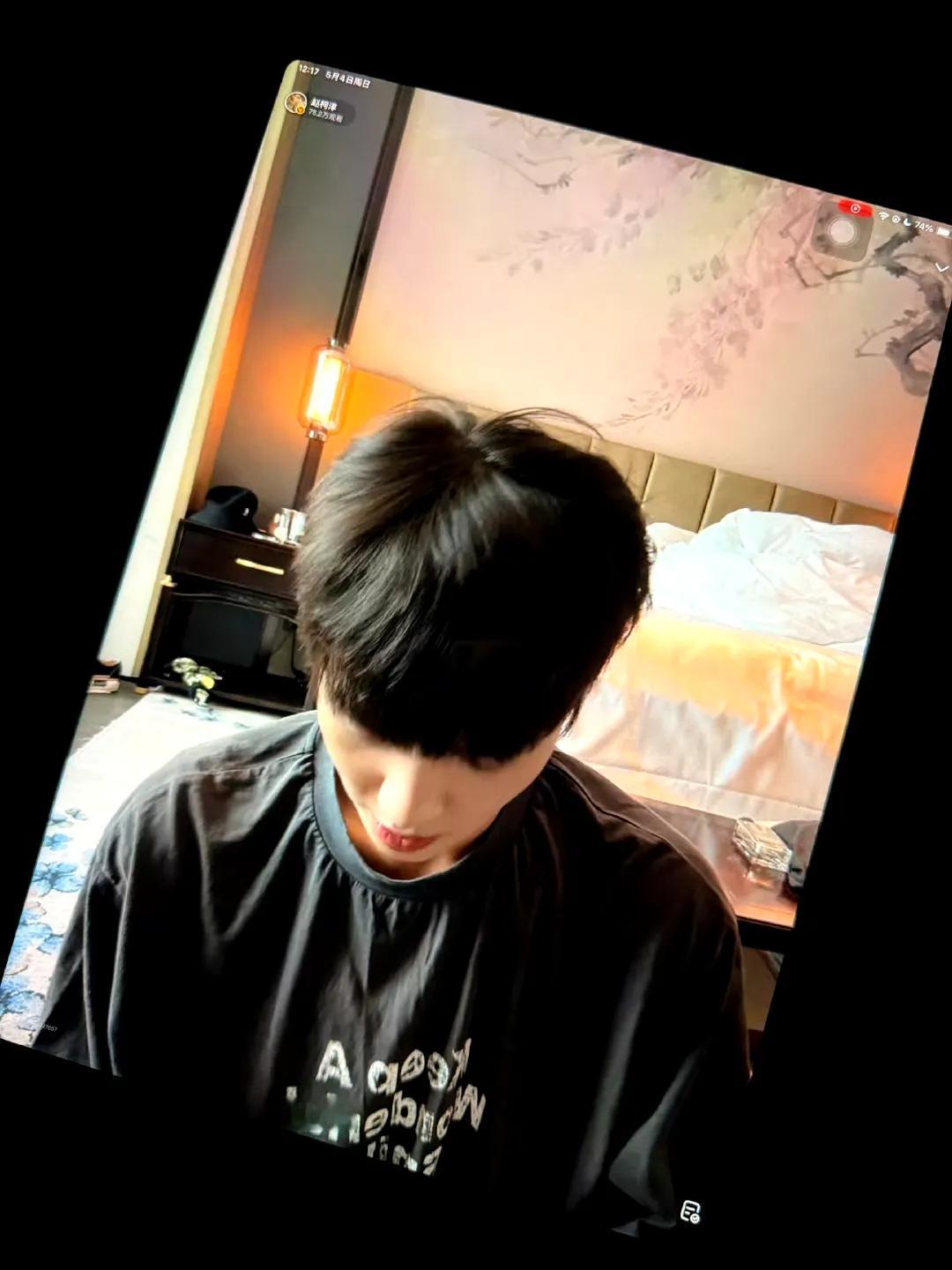 在《无限超越班》的直播互动中，哈妮克孜与柯淳的对话引发热议。当被问及是否接演短剧