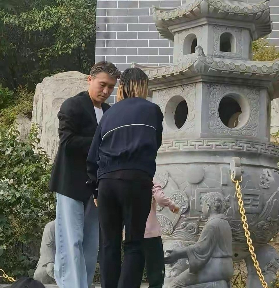 李乃文和老婆女儿到大孤山游玩夫妻俩都做了挑染发型看起来很时尚