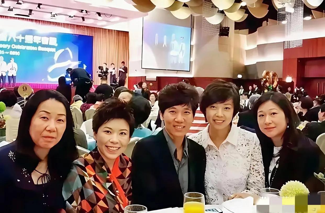 昔日国乒五位名将同框，我一眼就认出了衣衫艳丽的邓亚萍与笑意粲然的张怡宁、霞姿月韵