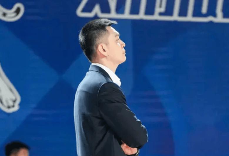 据外界传言辽宁队四连败输给新疆队，第四节只拿到四分后，杨鸣立即注定辞职连夜飞回沈