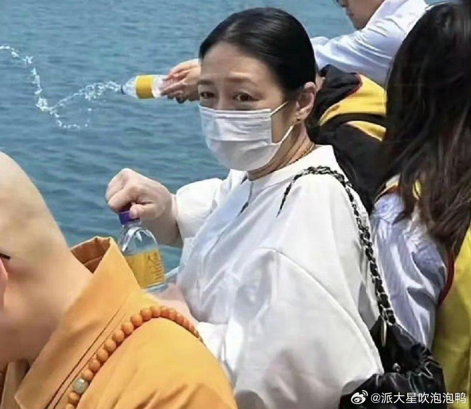谁能想到，刘德华老婆朱丽倩60岁了，状态依然这么好。一头乌黑浓密的发量，比很多年