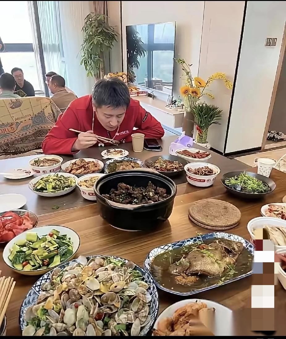 张雪峰自曝高中“黑历史”，曾因高调谈恋爱，成绩从全校第4名狂跌到355名，还在全