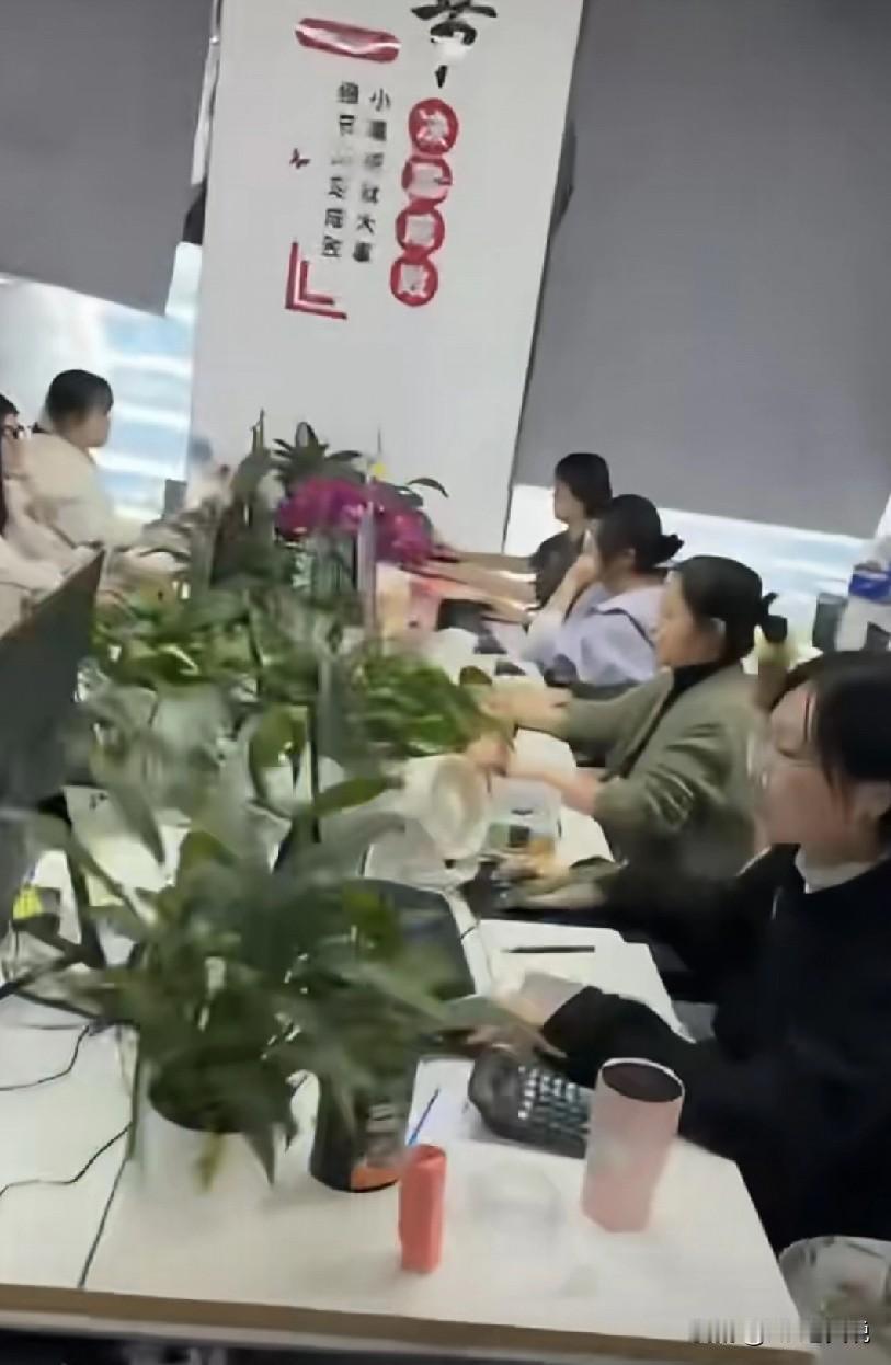 今天实施部招了两个某银行的驻场工程师，在做入职培训的时候，实施经理说这个甲方的项