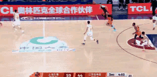 上海久事外援洛夫顿真是太喜欢抱怨了！在今天上海久事主场迎战江苏肯帝亚的比赛中，当