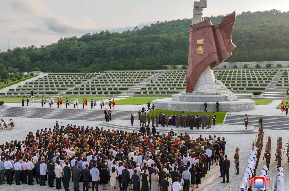 朝鲜胜利日，金正恩一家三口赴陵园凭吊烈士。