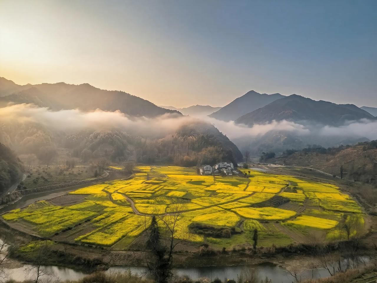 昨天，一位初中生的家长找我聊天，说孩子想买个手机，而且他孩子身边好多同学的家长都