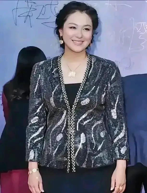 曾经风华绝代的女神，我们心中的女神，现在也逐渐老去，身材发福变胖，腚大腰圆，小腹