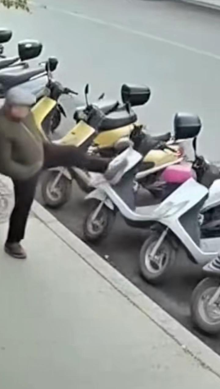 一名大爷心情极度沮丧，双手插兜眼神铮亮，走在整洁干净的马路上一看就是那种心地善良