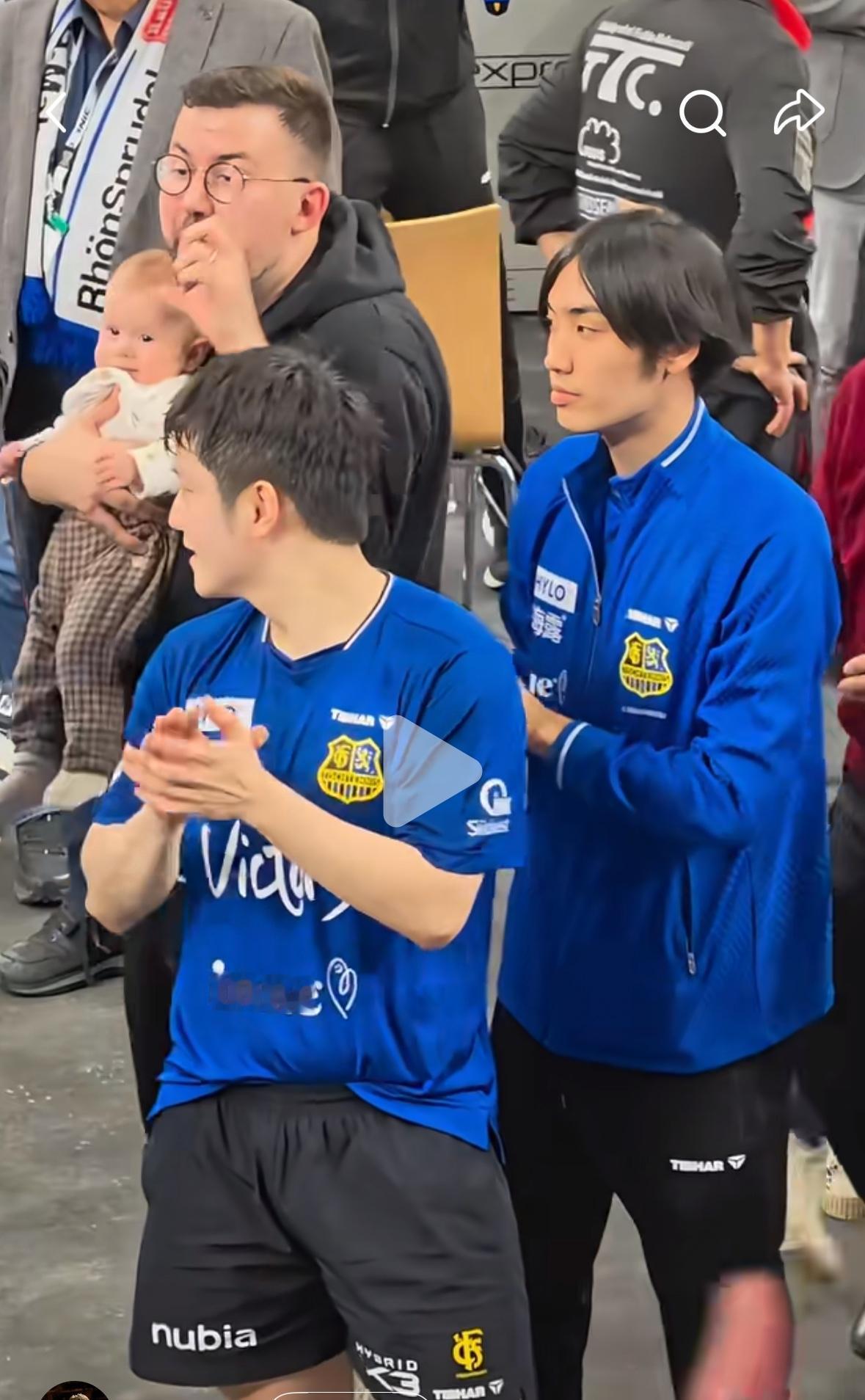 樊振东带领队伍夺得德国杯冠军——俱乐部经理抱娃出现，这样的职场环境真的很不错👍