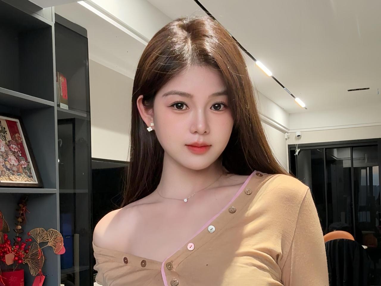 满庭芳·暖室娇容暖室灯柔，晴光轻洒，一隅景致温融。浅咖裁袖，粉线缀衣容。长