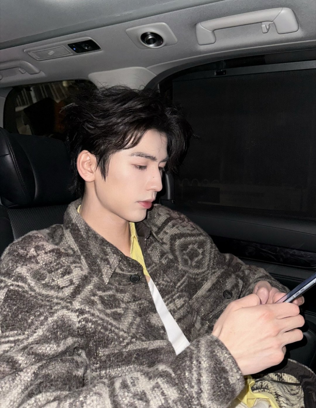 张凌赫直播，生日快乐愿你岁岁常欢年年胜意！🤲期待明天可以一起跨年啦