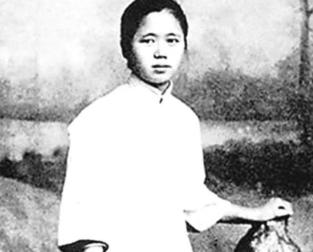 1923年，32岁的胡适在杭州修养身体，恰好21岁的表妹曹诚英也在杭州工作，所以