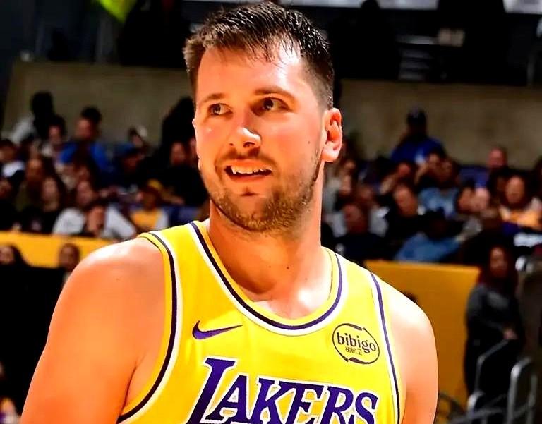 湖人队史又被一个年轻人改写了。东契奇今天打快船真是杀疯了，直接砍下43分9篮