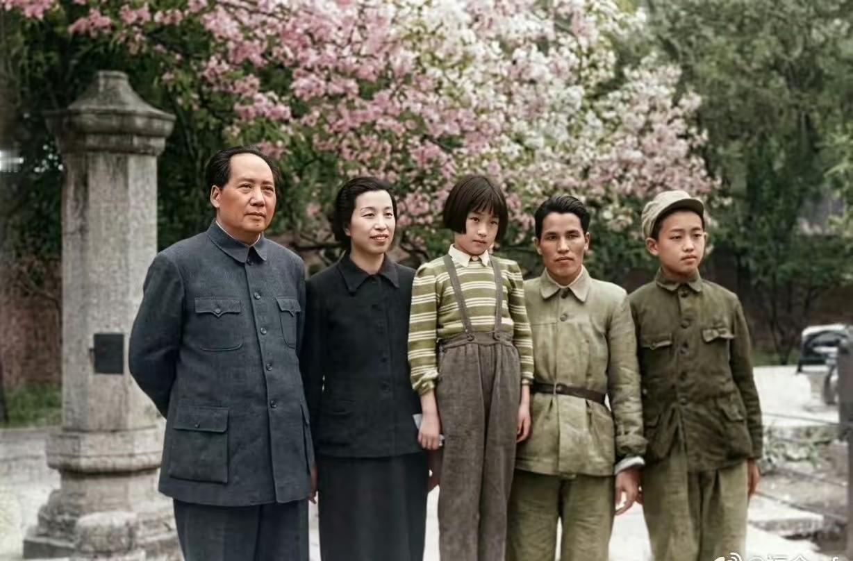 一张特别珍贵的合影，站在身位上的小女孩是毛主席最喜欢的小女儿吗这张照片拍的可