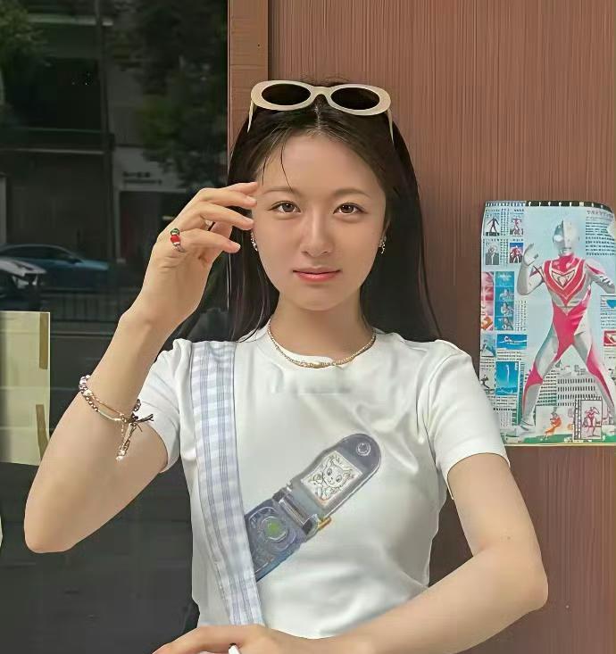 我丢，李兰迪太敢了吧，竟然晒出自己的素颜，她怎么这么自信啊