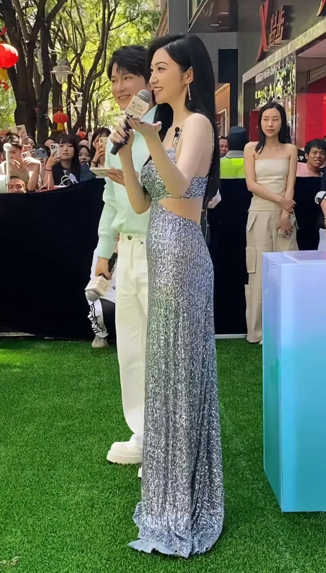 云南线下活动偶遇景甜了不愧是人间富贵花呀景甜也太美太大气了说实话这个礼服看