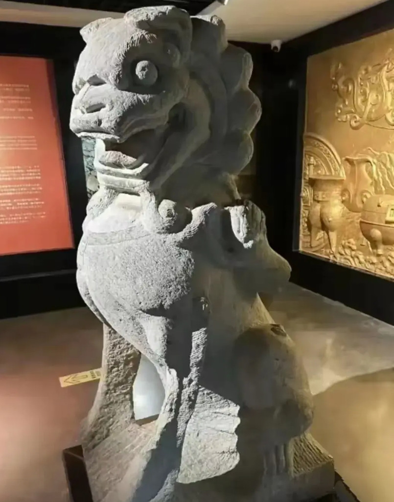 徐州这个被盗的狮子，能出现在私人博物馆，说明它还是有价值的。从造型来看，这个