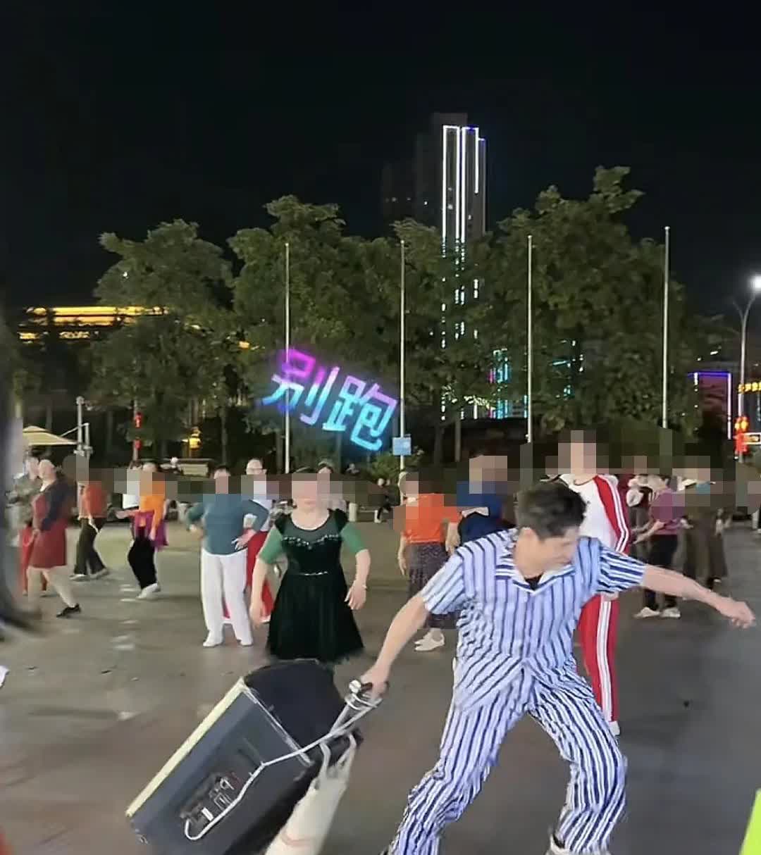 男子穿精神病服抢走广场舞大妈们的音响，一点也不意外，大妈们根本不敢去抢回来，就这