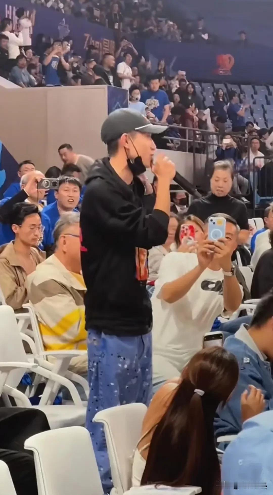 张一山现身北京某电影首映礼，这身材也太瘦了吧？他戴着黑色帽子，穿着黑色长袖，天