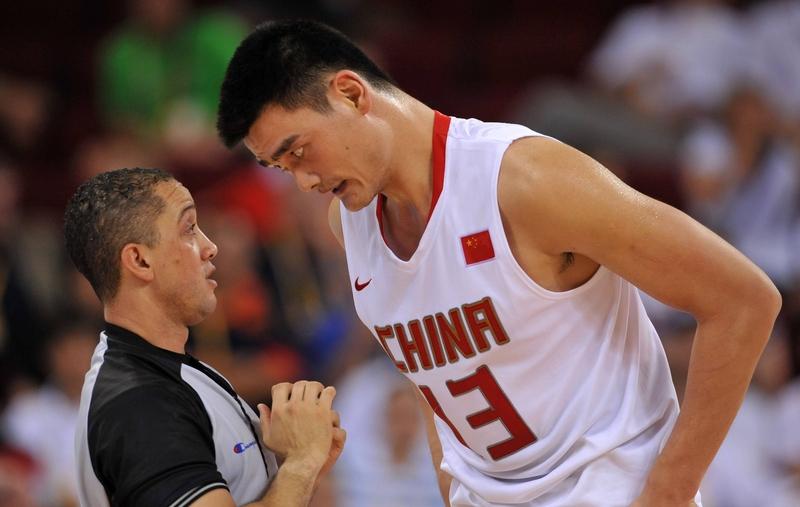 日本队在主场比赛中是否真的受到了不公平待遇？裁判判罚引发巨大争议。近日，一场国