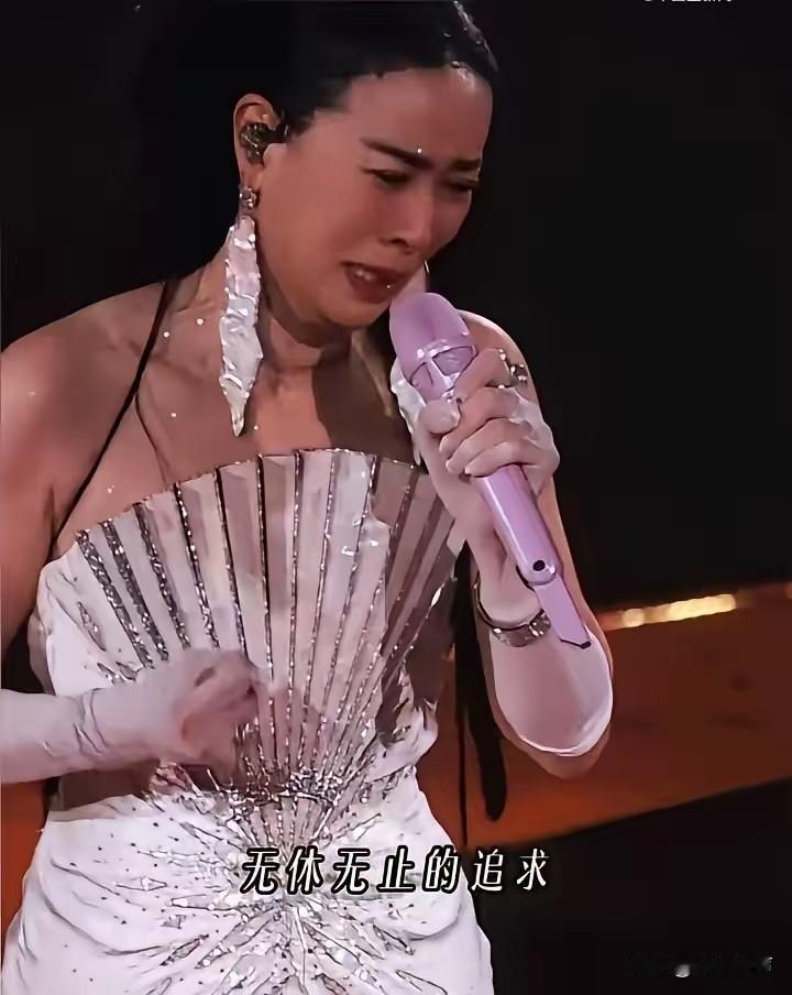 那英，泪崩。8月22日晚，那英在北京五棵松开“我来，因为你在”巡回演唱会的首站。