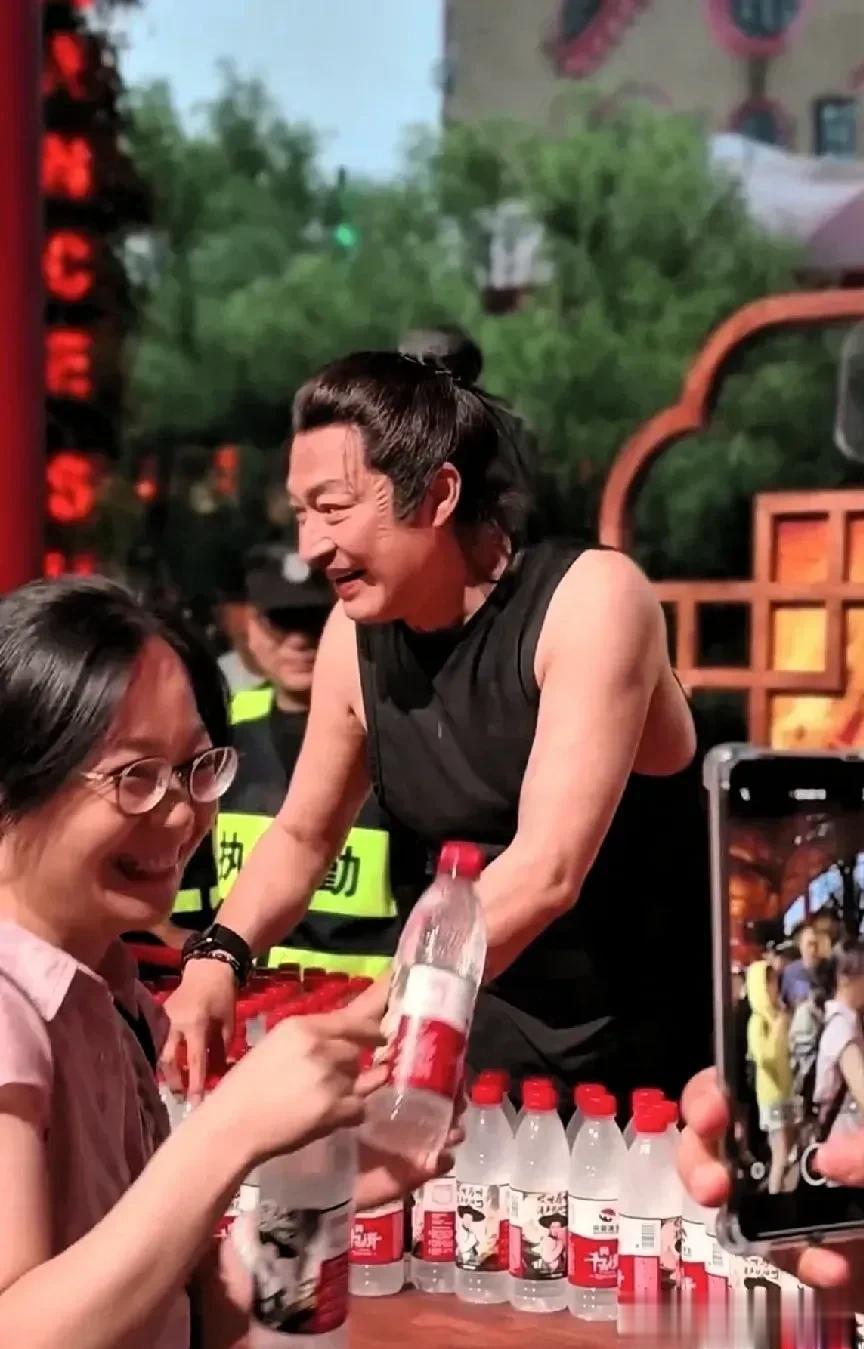 马景涛晕倒后又在景区继续当NPC，一万八一天干得不亦乐乎，一天顶牛马人三个月工资